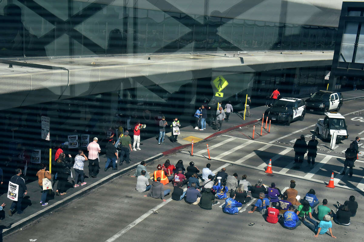 Una vista de la manifestación de trabajadores de la SFO desde el puente peatonal en la Terminal 3. Los trabajadores del sindicato UNITE HERE Local 2 bloquearon el tráfico durante una manifestación por mejoras en los contratos, el viernes 16 de septiembre de 2022.