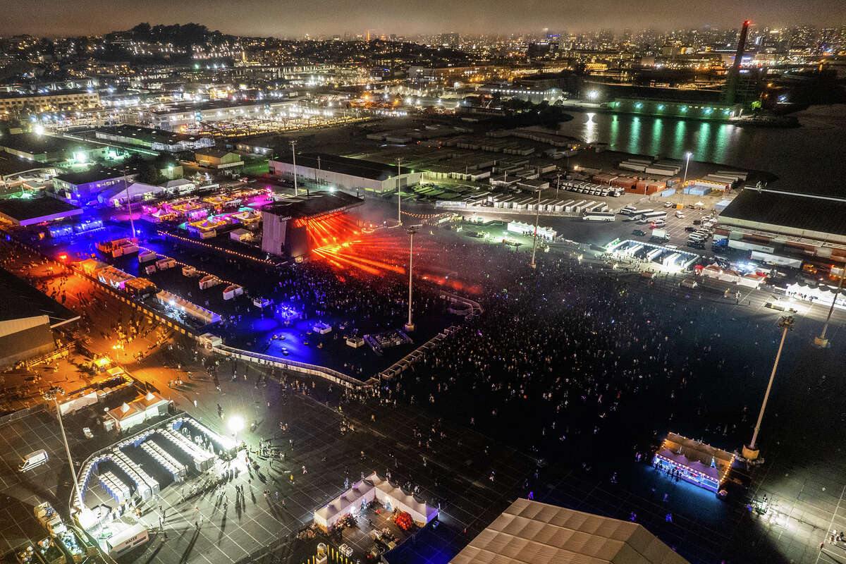 Los Chemical Brothers se presentan en el escenario Pier Tent en el Festival de Música de Portola en San Francisco el domingo 25 de septiembre de 2022.