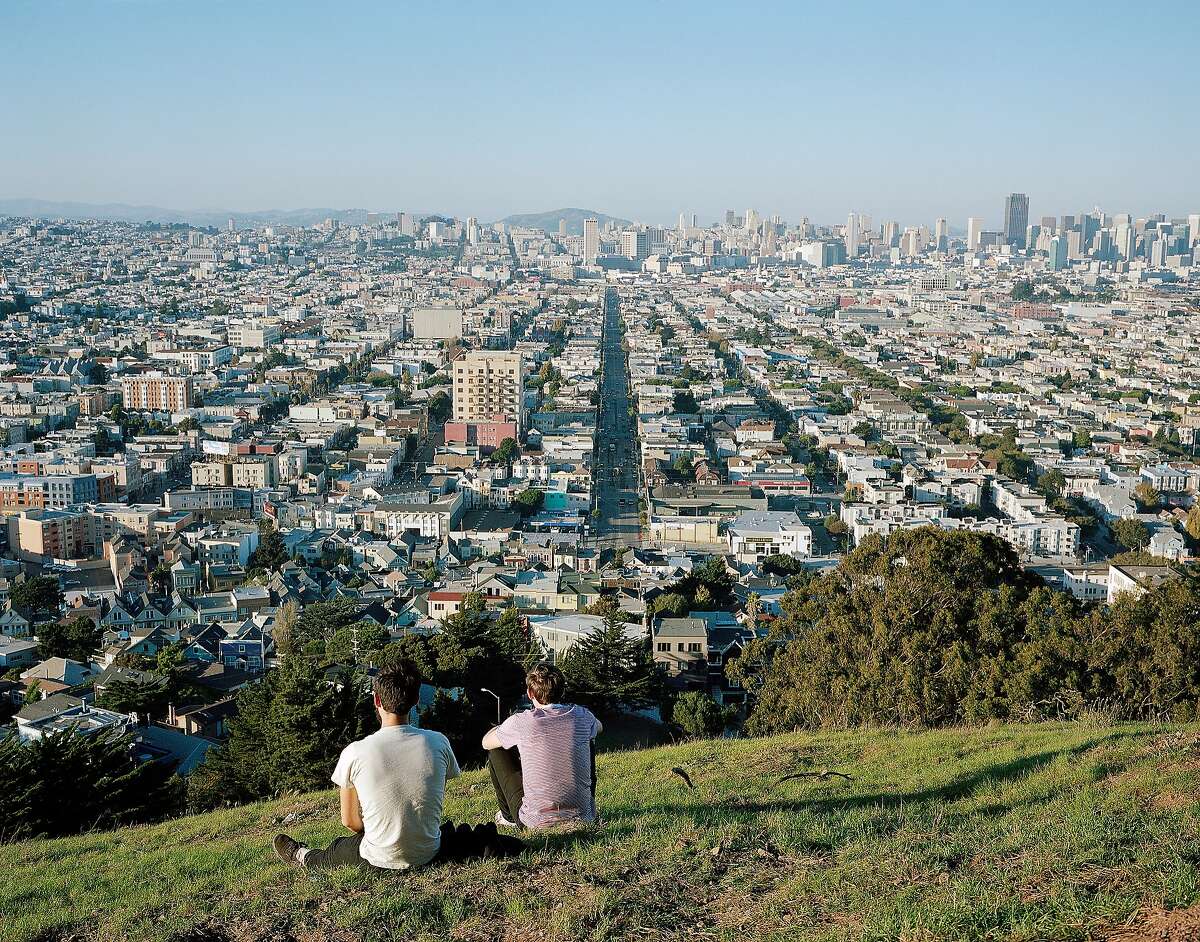 Hay pocos lugares en San Francisco mejores que Bernal Hill para un primer beso. Y Wild Side West es un excelente destino por un segundo.