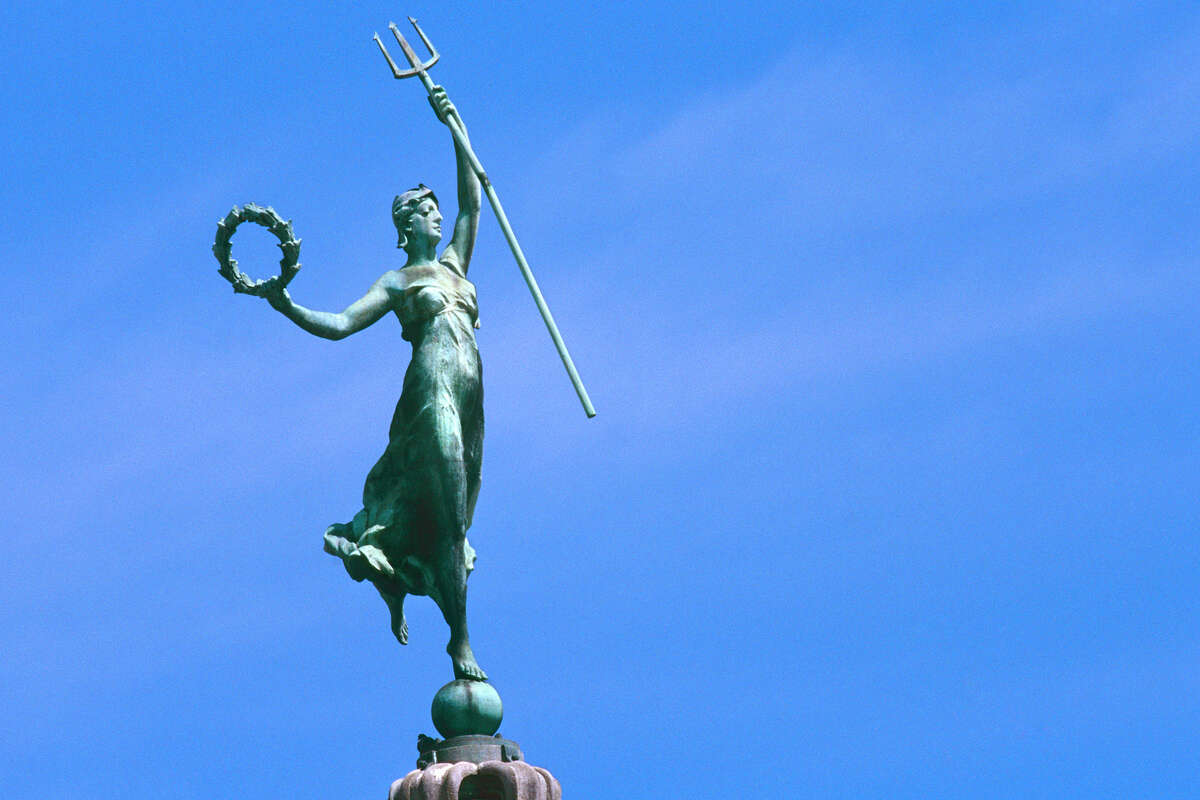 La estatua que se encuentra en la parte superior del Monumento a Dewey en Union Square se inspiró en Alma de Bretteville Spreckels. 