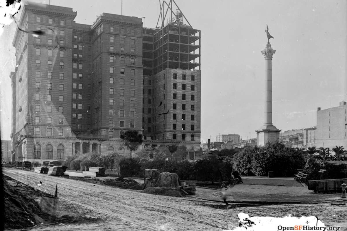 Una vista de la construcción del hotel St. Francis y el Monumento a Dewey. La estatua que se muestra en la parte superior se inspiró en Alma de Bretteville Spreckels. 