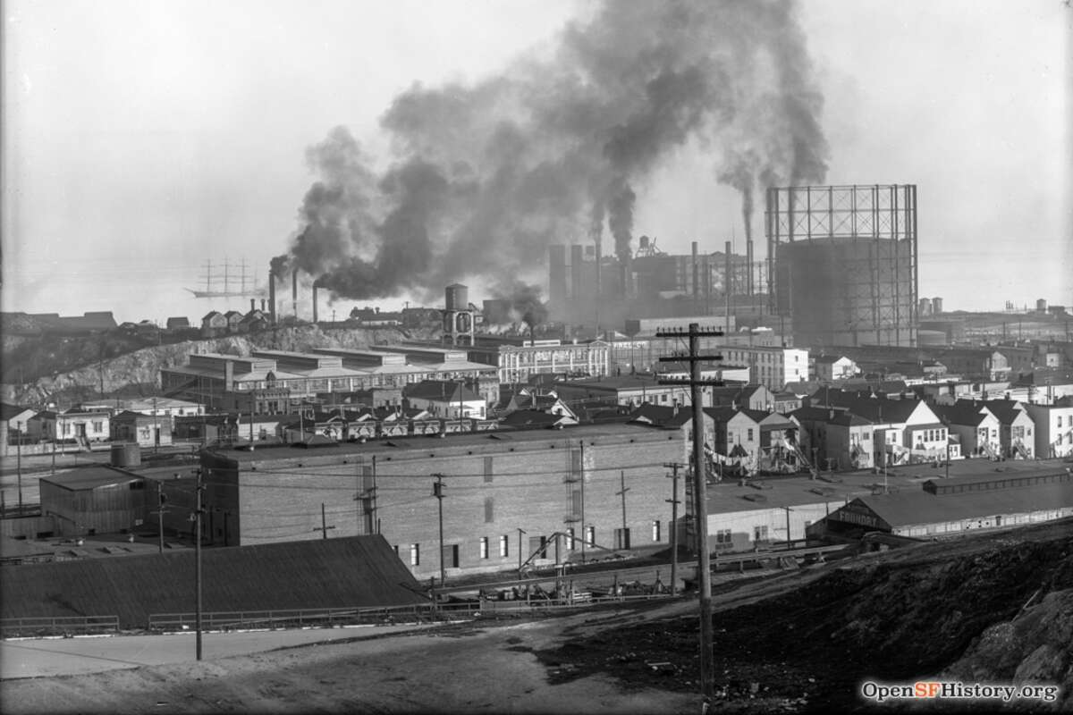 La refinería de azúcar Spreckels se ve en San Francisco alrededor de 1915. 