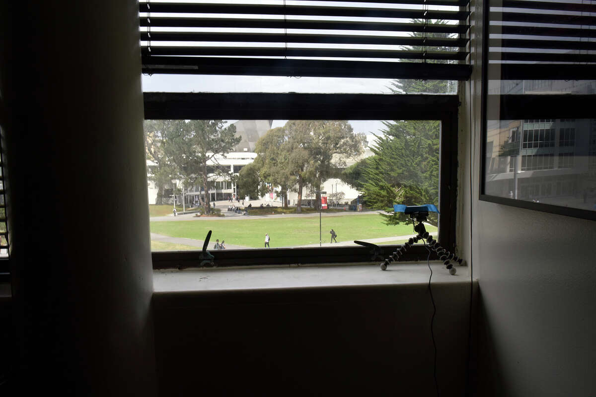 La cámara de niebla estatal de SF mira por una ventana del segundo piso en el edificio Business hacia el patio principal del campus, el martes 20 de septiembre de 2022.