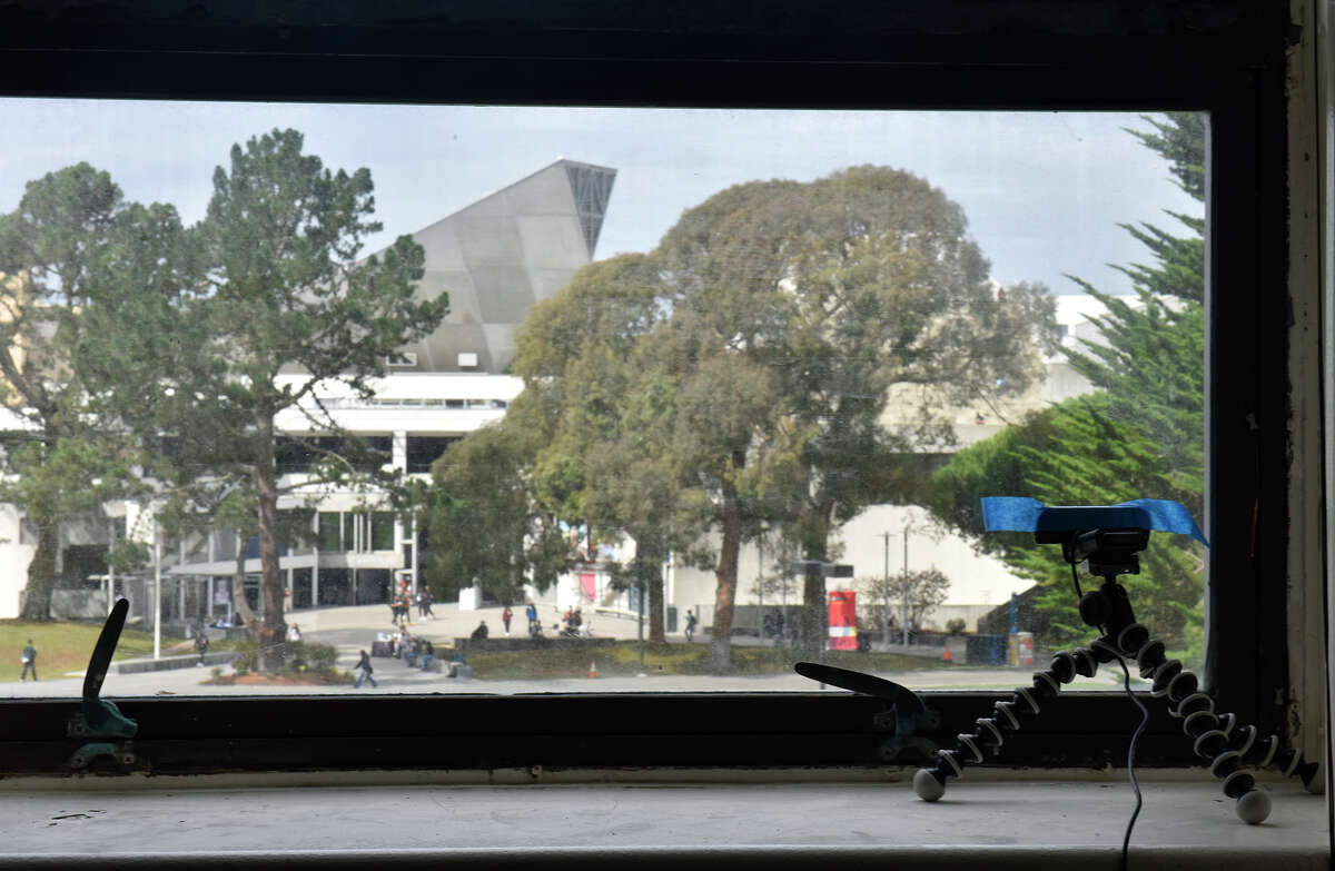 FogCam mira desde una ventana del segundo piso en el edificio comercial hacia el patio principal de la Universidad Estatal de San Francisco el martes, 20 de septiembre de 2022.