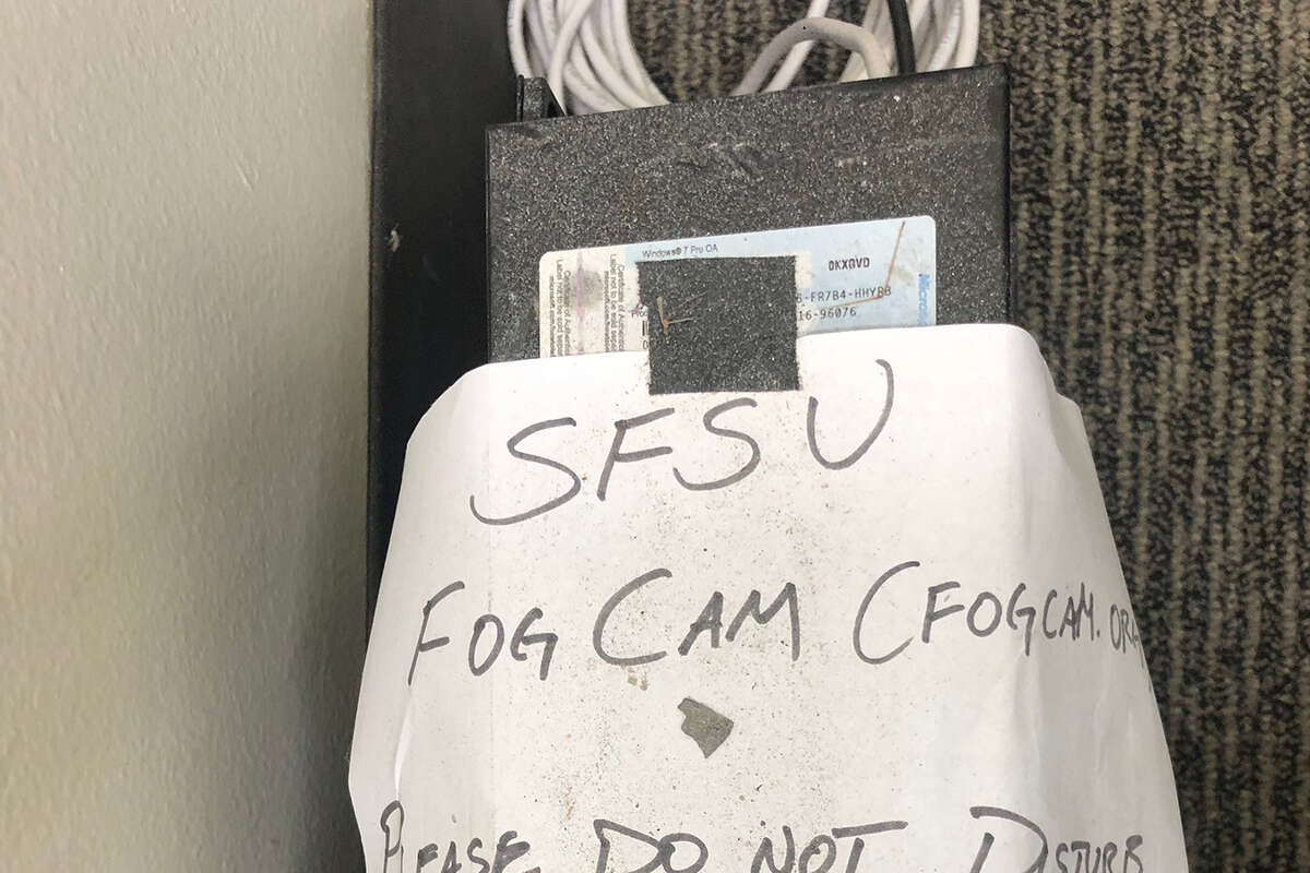 La nota escrita a mano polvorienta y maltratada en el edificio de negocios que informa a las personas que no se metan con la cámara de niebla.