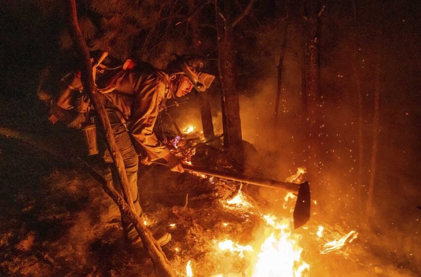  California se limpia de los deslizamientos de tierra, mientras el fuego gana fuerza