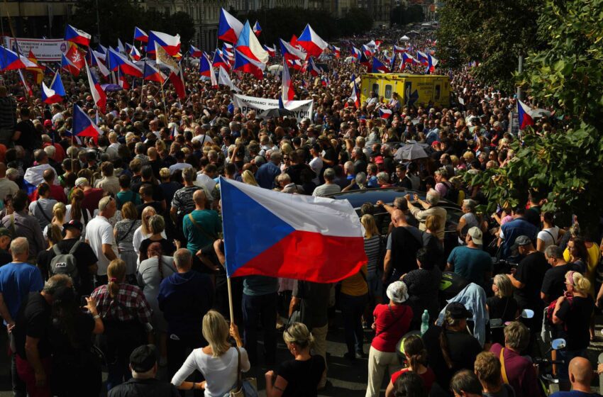  Decenas de miles de personas protestan contra el gobierno checo