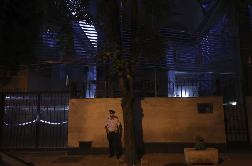  Diplomáticos iraníes abandonan la embajada en Albania tras su expulsión