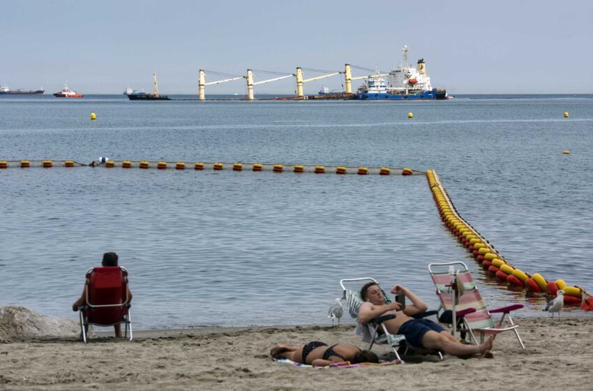  El alcalde dice que la mancha de combustible de Gibraltar llega a la costa española