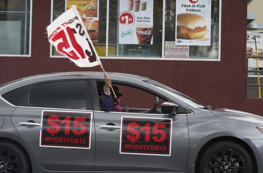  El gobernador de California firma una ley histórica para los trabajadores de la comida rápida