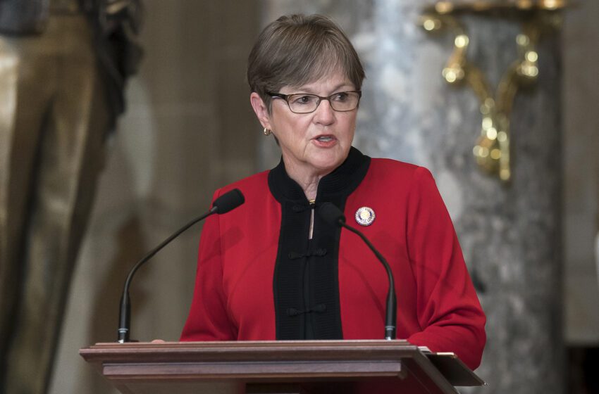  El gobernador de Kansas alaba el voto del aborto pero se centra en la economía
