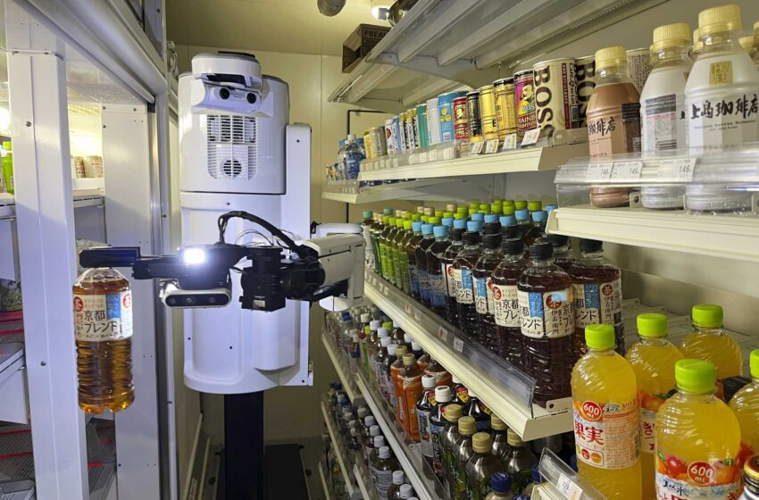  El robot que surte de bebidas es lo más novedoso en la tienda de la esquina