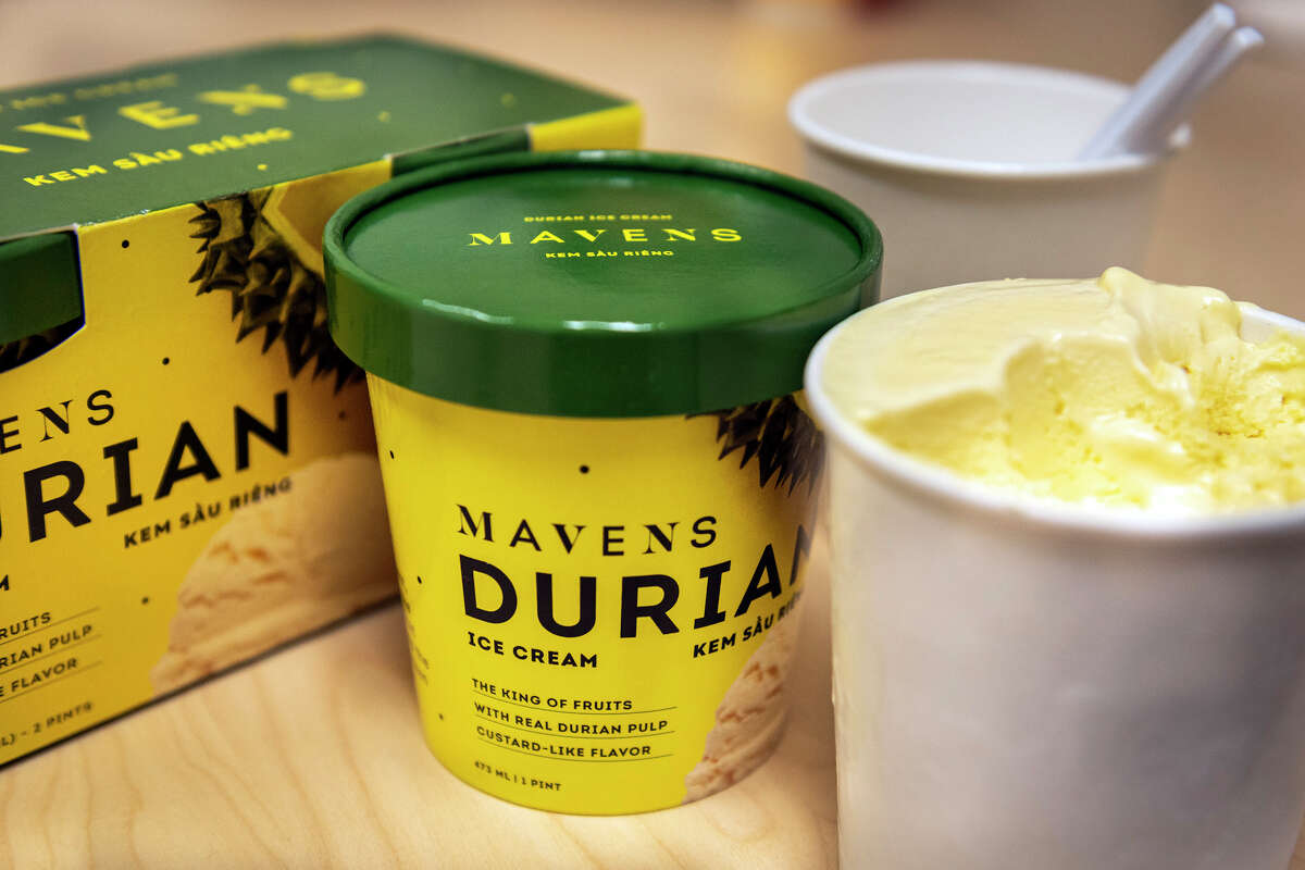 "¡Durian es definitivamente un gusto adquirido! Nos encanta hacer helados ricos y deliciosos con sabores únicos", dice Gwen Nguyen, cofundadora y directora ejecutiva de Mavens Creamery.
