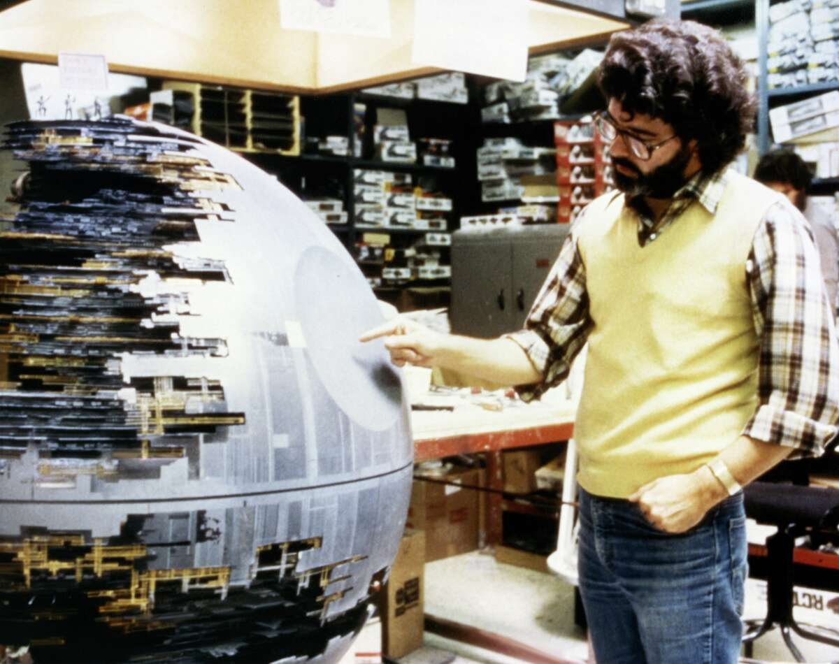 George Lucas con una maqueta de la Estrella de la Muerte.