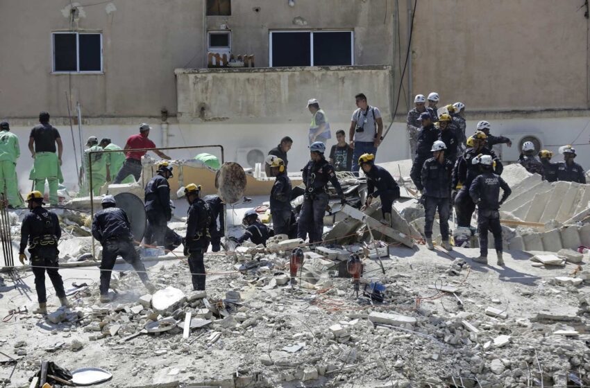  Funcionarios jordanos rescatan a un bebé del edificio derrumbado