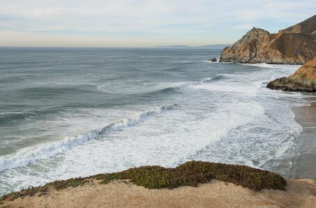 Informe: Coche cae 200 pies sobre el acantilado en la carretera 1 de California, justo al sur de SF