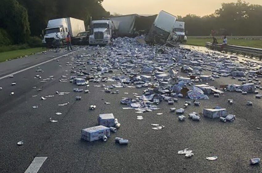  La carretera de Florida está cubierta de cerveza Coors Light tras un accidente de un semirremolque