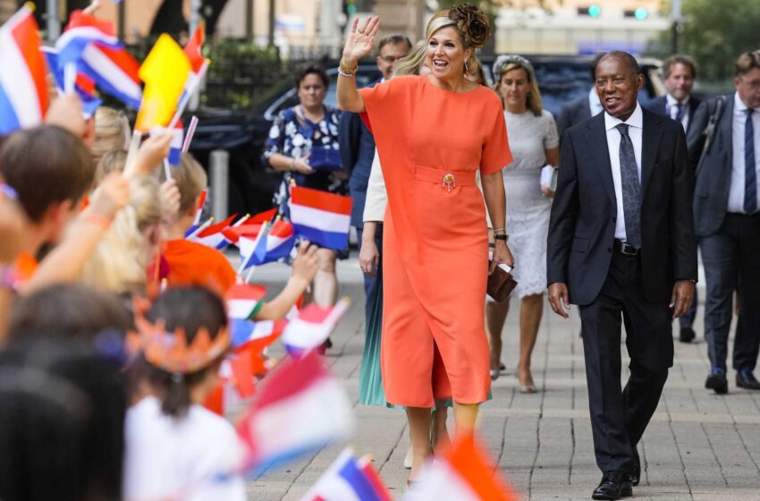  La reina holandesa aprende a controlar las inundaciones durante su visita a Houston