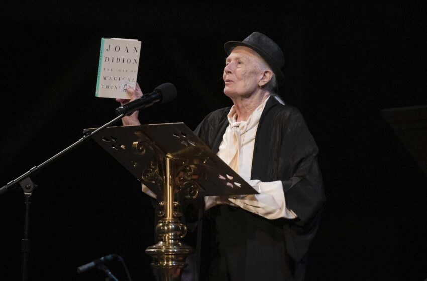  La renombrada escritora Joan Didion es homenajeada por cientos de personas en un acto conmemorativo