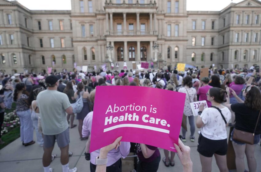  La sentencia sobre el aborto intensifica la lucha por los tribunales supremos estatales