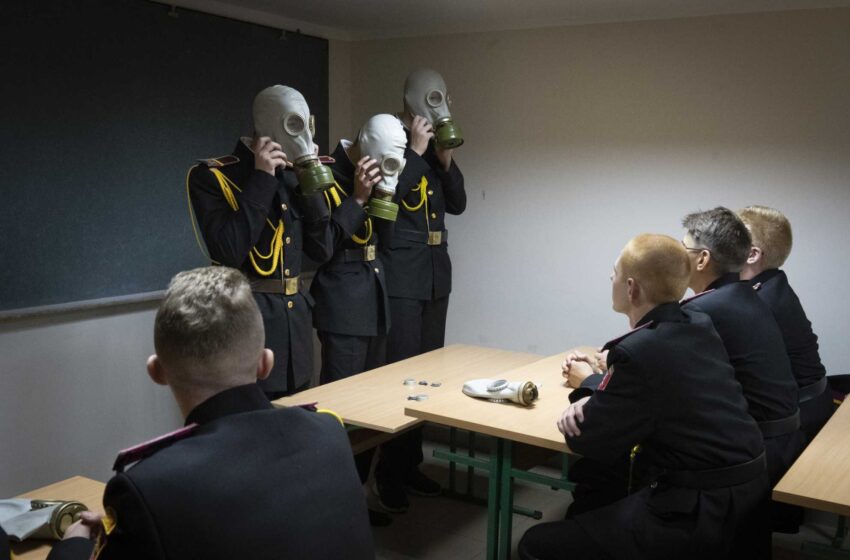  Mientras los profesores se preocupan, los niños de la escuela de cadetes de Ucrania esperan la guerra