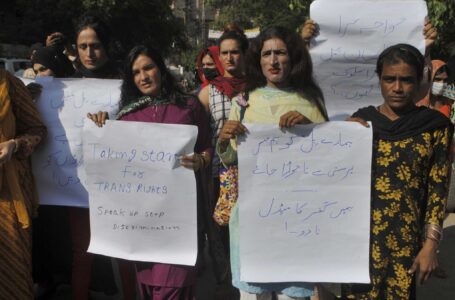 Pakistán lanza una línea telefónica contra el acoso a las personas trans