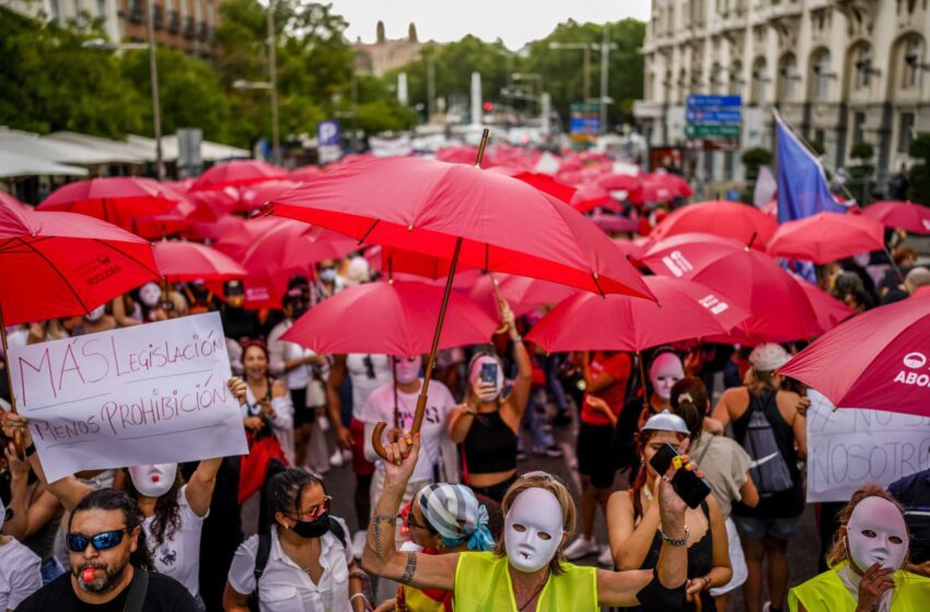  Propietarios y trabajadores de clubes de sexo españoles protestan contra el proyecto de ley de prostitución
