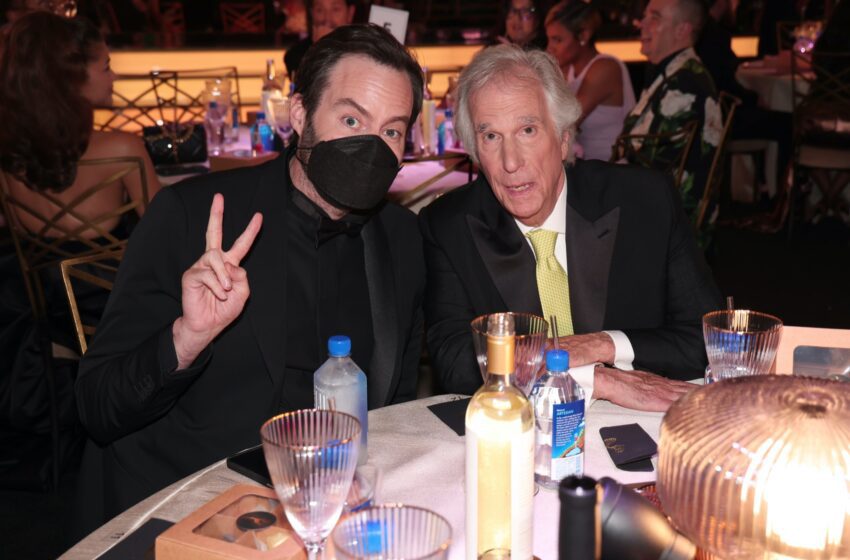  Solo una celebridad en los Emmy parece estar usando una máscara