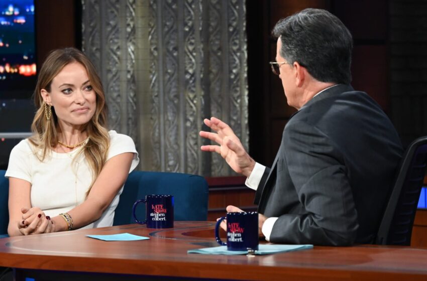  Stephen Colbert interroga a Olivia Wilde sobre el drama ‘Don’t Worry Darling’