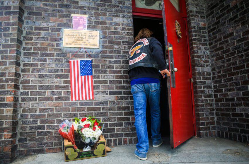  Tucker Carlson da un discurso en el funeral de Sonny Barger en el norte de California