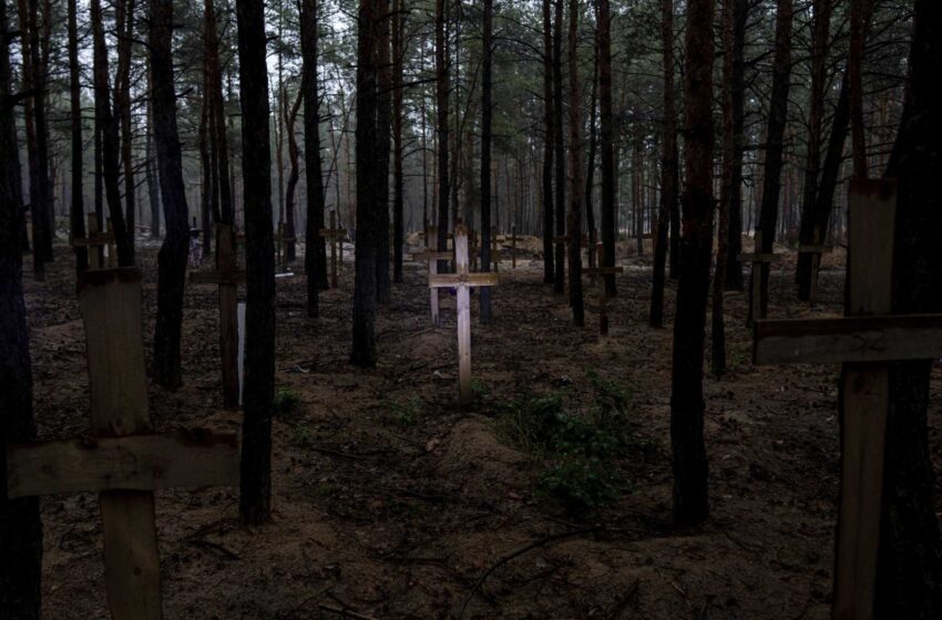  Ucrania peina el lugar de los enterramientos masivos, dice que se han visto signos de tortura