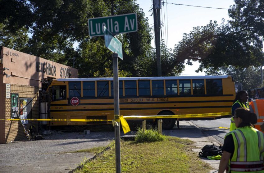  Un autobús escolar choca contra una tienda en Carolina del Sur; 7 personas son enviadas al hospital