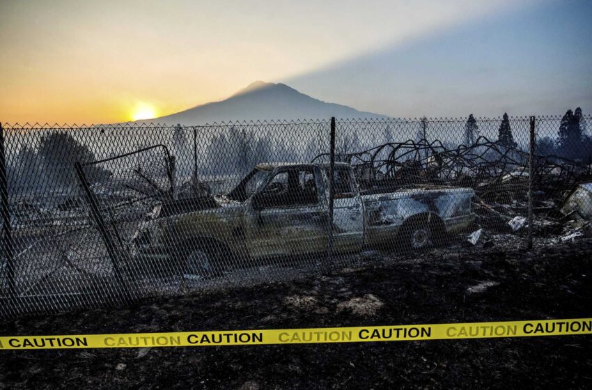  Un incendio forestal en California destruye 100 casas y otros edificios