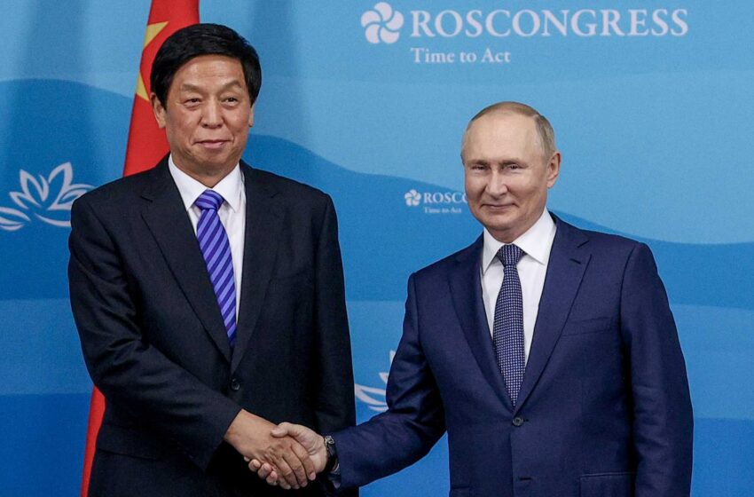 Un legislador chino critica las sanciones en su visita a Rusia