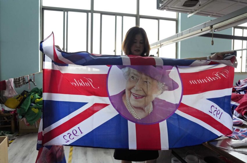  Una fábrica china produce banderas británicas tras la muerte de la reina