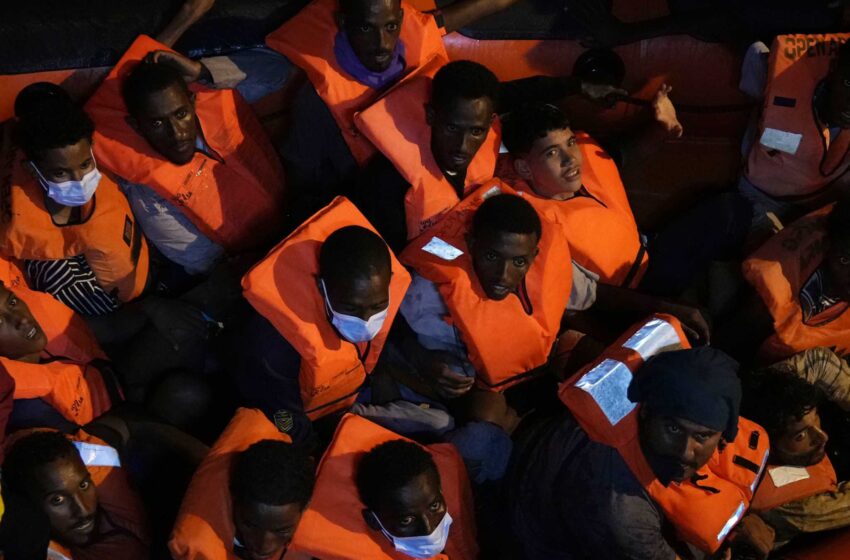  Una organización benéfica española rescata a 372 personas en el Mediterráneo central; un muerto