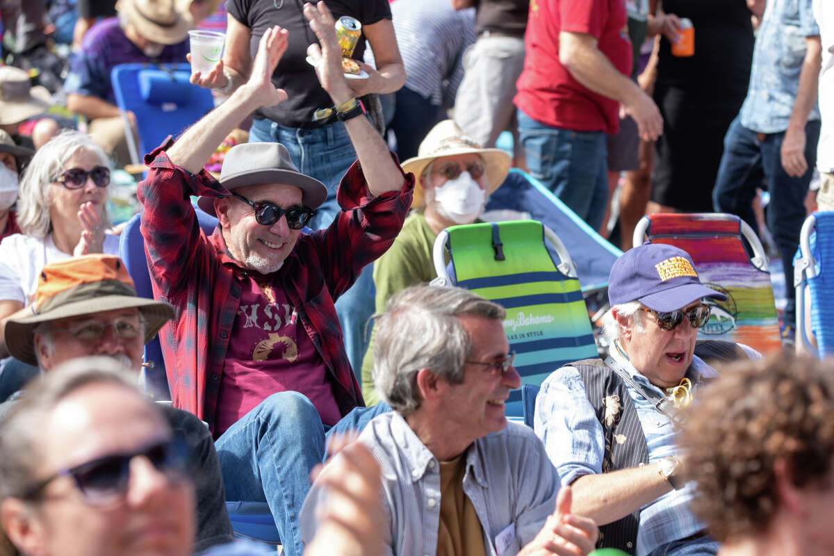 Un asistente al festival aplaude la actuación de Asleep at the Wheel en Hardly Strictly Bluegrass en el Golden Gate Park en San Francisco el 30 de septiembre de 2022.
