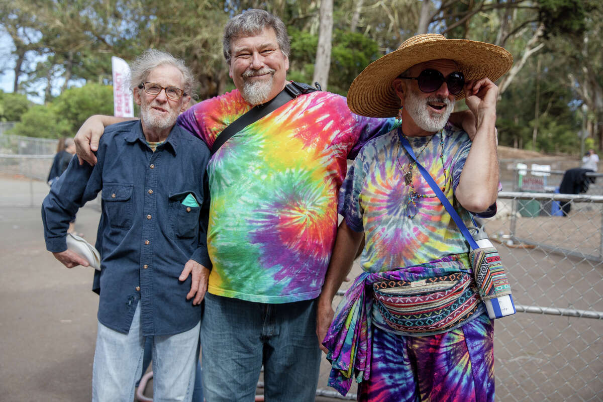 (Izquierda) Rich, Bob Powell y Pixie Hempfield en Hardly Strictly Bluegrass en Golden Gate Park en San Francisco el 30 de septiembre de 2022.