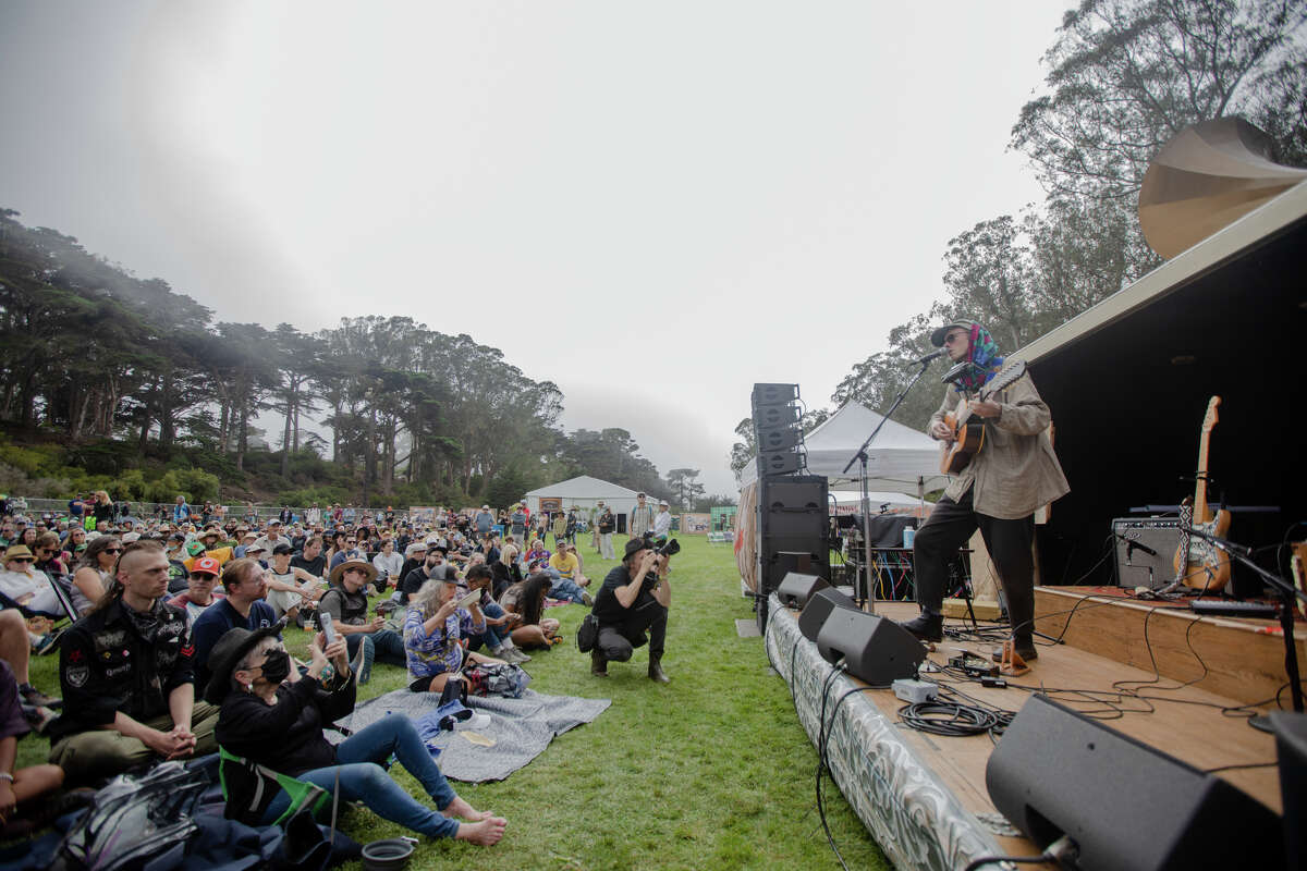 Ryan Gustafson de The Dead Tongues se presenta en Bandwagon Stage en Hardly Strictly Bluegrass en Golden Gate Park en San Francisco el 30 de septiembre de 2022.