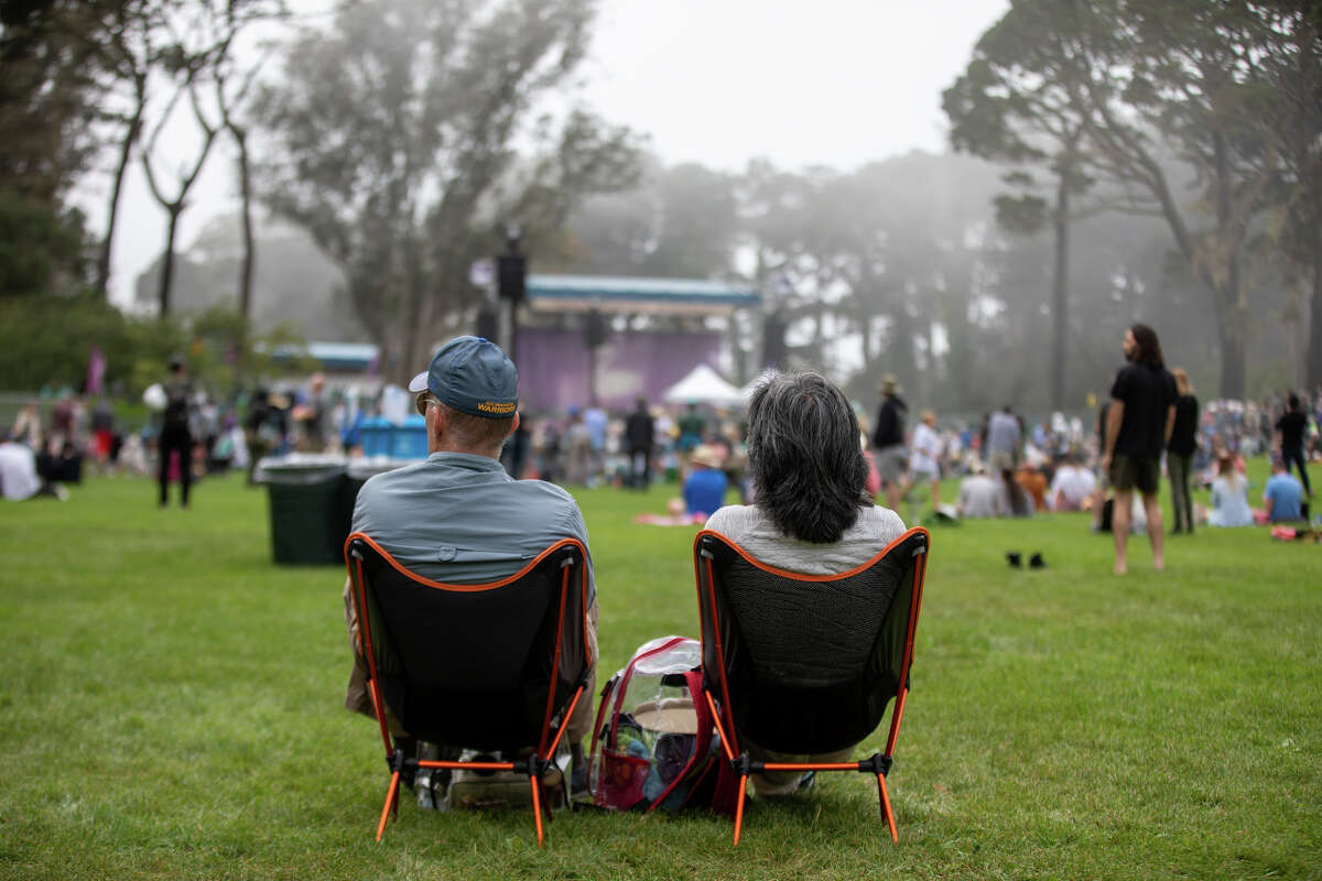 Los asistentes al festival ven una actuación en el Swan Stage en Hardly Strictly Bluegrass en el Golden Gate Park en San Francisco el 30 de septiembre de 2022.