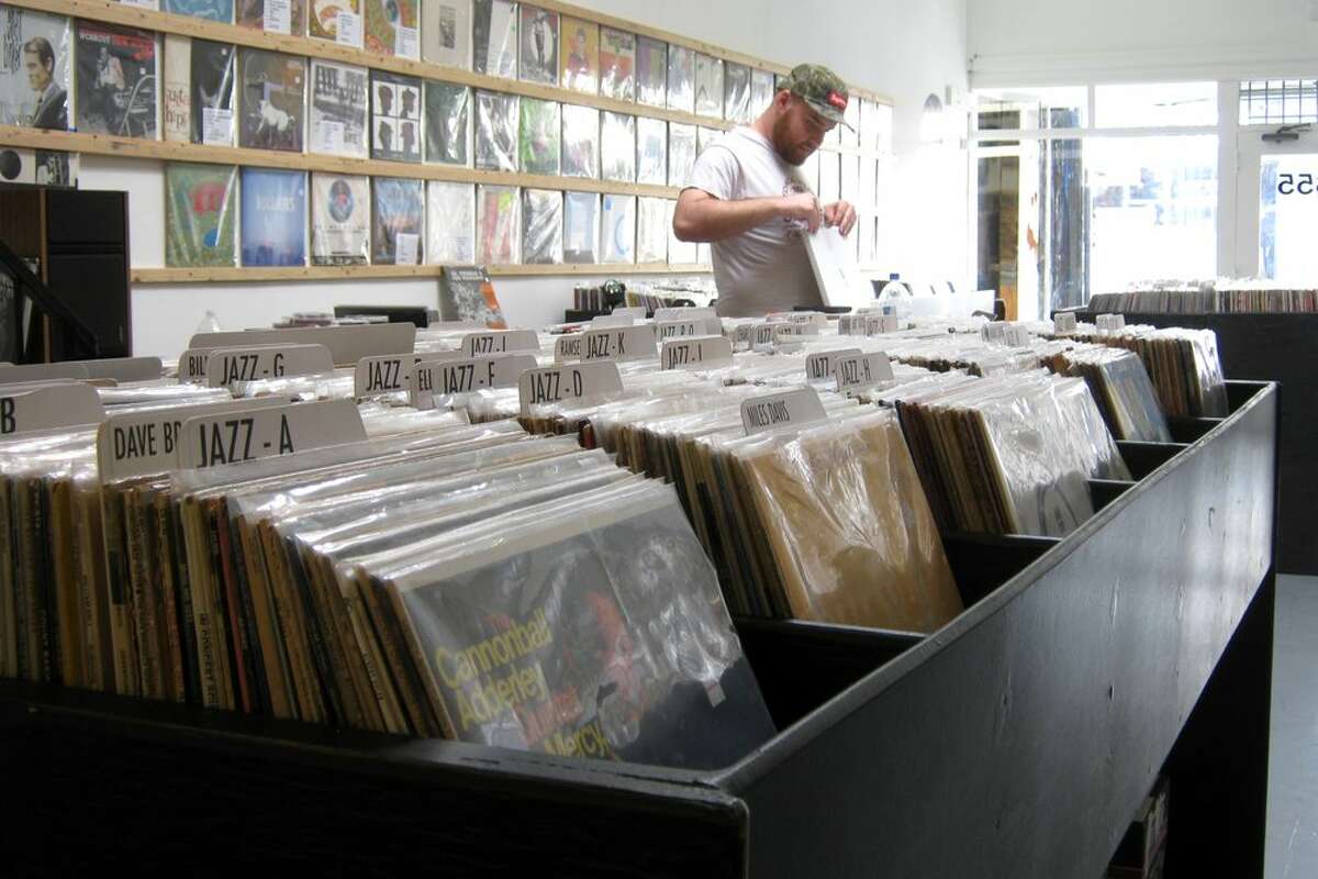 Un cliente compra dentro de la ubicación de Little Tokyo de Going Underground Records en el centro de Los Ángeles. La tienda de discos con un espíritu punk se originó hace más de dos décadas en el centro de Bakersfield. 