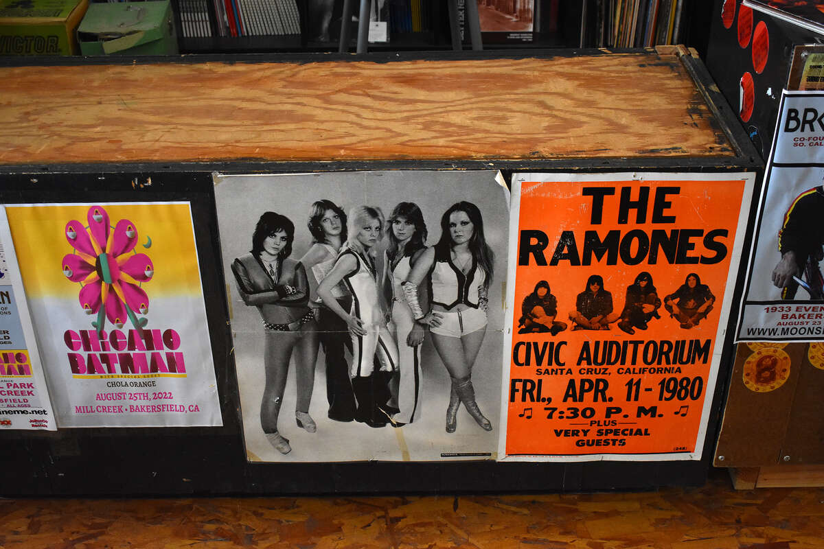 El mostrador de Going Underground Records en Bakersfield presenta carteles punk clásicos. La tienda de bricolaje que ancla un centro de la ciudad que se desvanece tomó su espíritu punk y se expandió a Little Tokyo en el centro de Los Ángeles. 