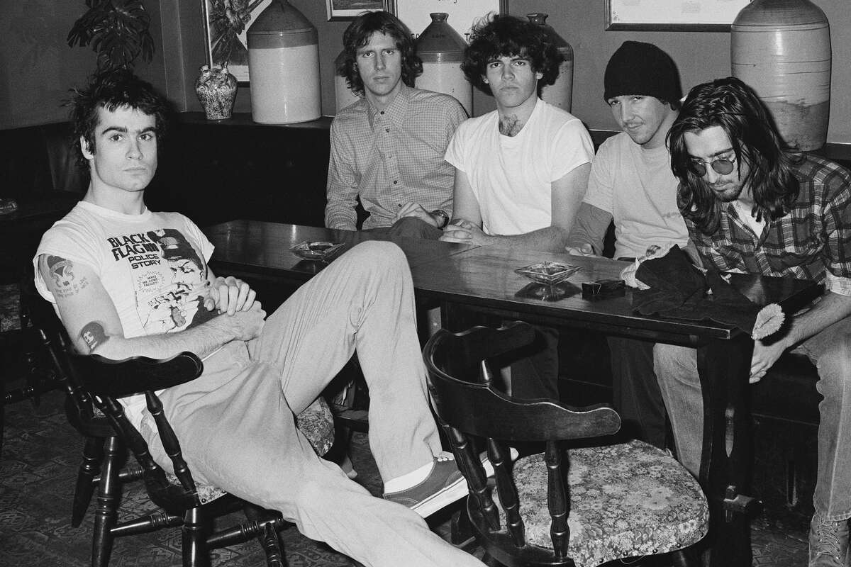 Banda de punk hardcore Black Flag, retrato de grupo, en el pub Oporto, Holborn, Londres, Reino Unido, 1983. De izquierda a derecha, Henry Rollins, Greg Ginn, Bill Stevenson, Chuck Dukowski, Dez Cadena. 