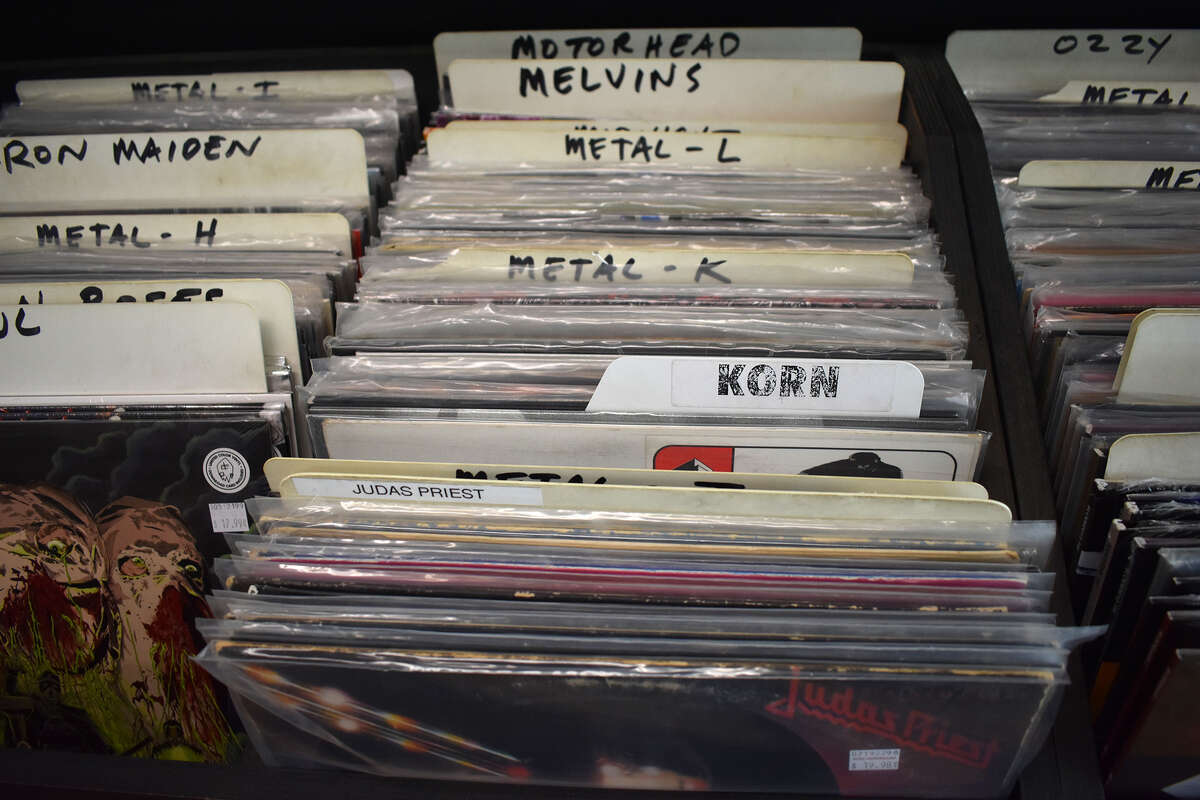 Korn, criado en Bakersfield, se lleva de manera destacada en Going Underground Records en el centro de la ciudad. La tienda de discos con un espíritu punk ha sido tan popular que recientemente se expandió a Little Tokyo en Los Ángeles. 