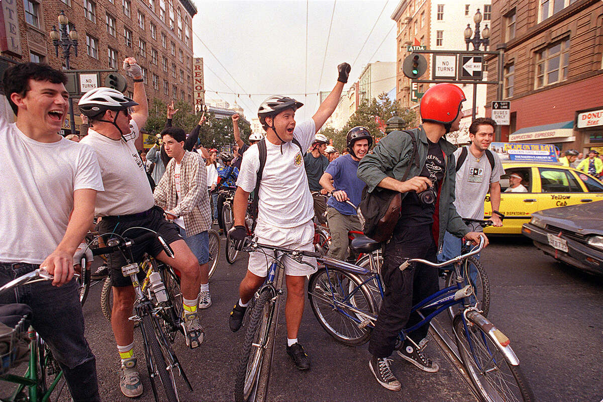 Los ciclistas aplauden cuando el tráfico se detiene en seco en Market en 7th Street durante el paseo Critical Mass de julio de 1997.