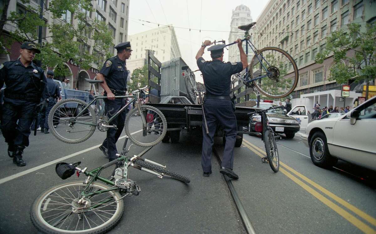 La policía de San Francisco confisca bicicletas y arresta a ciclistas durante un viaje de Critical Mass en julio de 1997. 