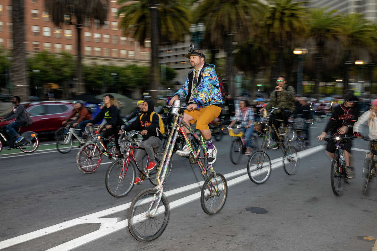 Ciclistas de Critical Mass en el Embarcadero el 30 de septiembre de 2022 durante el 30 aniversario del evento ciclista.