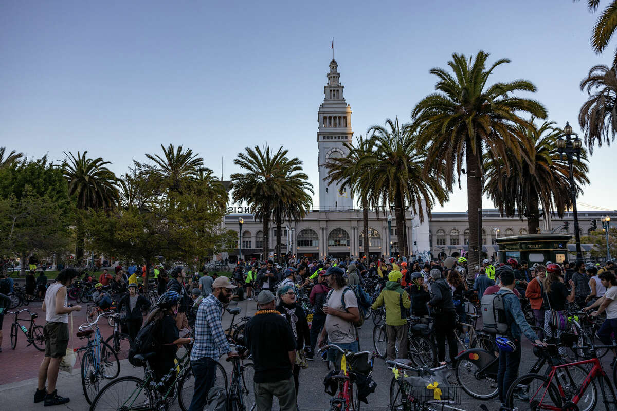 Ciclistas en el Embarcadero antes del inicio de la carrera del 30 aniversario de Critical Mass el 30 de septiembre de 2022.