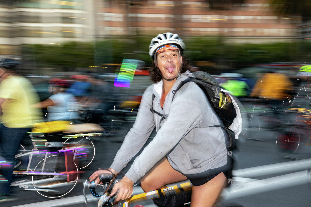 Un ciclista de Critical Mass en el Embarcadero el 30 de septiembre de 2022 durante el 30 aniversario del evento ciclista.