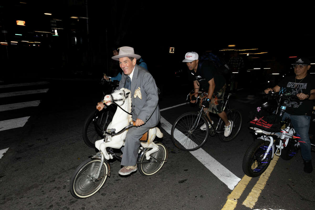 Pasajeros de Critical Mass en Columbus Avenue el 30 de septiembre de 2022, incluido Slimm Buick al frente a la izquierda.